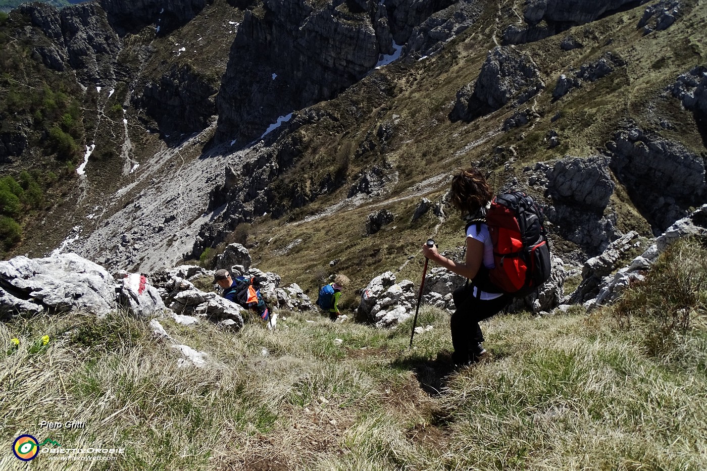 66 Scoscesa discesa con attenzione da Cima Pozzi.JPG